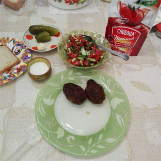 Котлеты вкусные, но без подливы. Котлеты нужно подавать с подливой - горячим соусом
